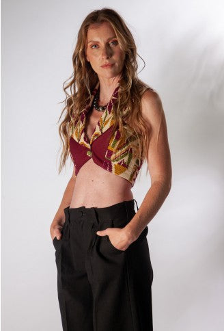 Crop Top  Ceñido al cuerpo strapless con Solapa ancha bordado a mano con técnica de punto de cruz de la cuenca del Papaloapan en Tuxtepec, Oaxaca México Gabardina satinada color único.